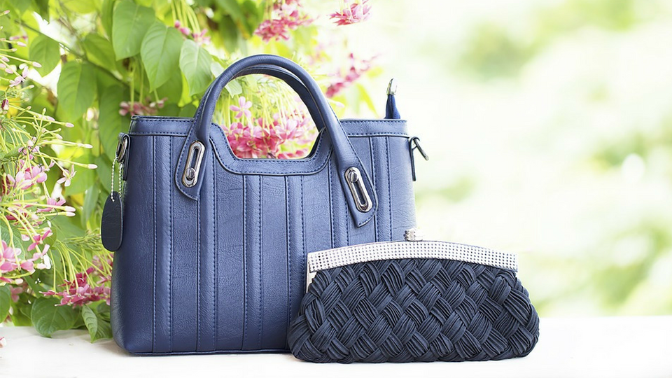 Albastrul este o culoare deosebită, sau o geanta albastră se potrivește la orice ținută